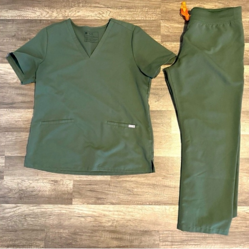 ❇️ FIGS GUC Moss Green Scrub Set - Women’s L/LP